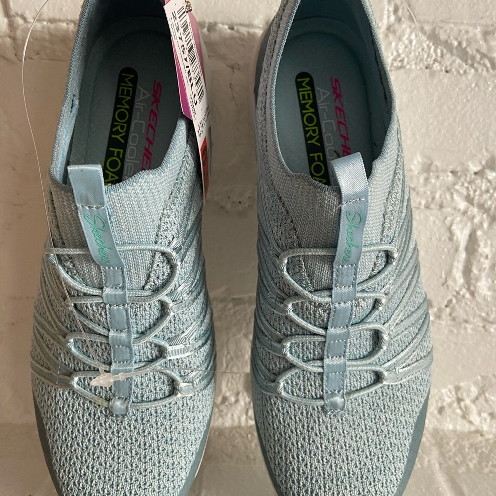 Skechers Women's Aqua Blue Knit Sneakers
/ box